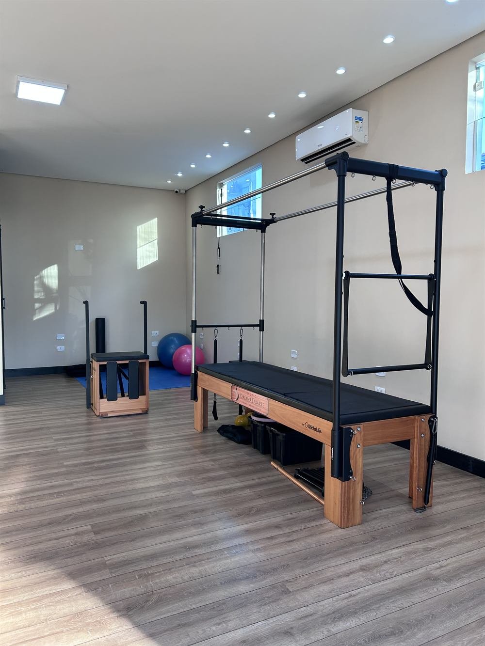 Sala de Pilates do Studio Daiana Duarte com Cadillac e demais aparelhos
