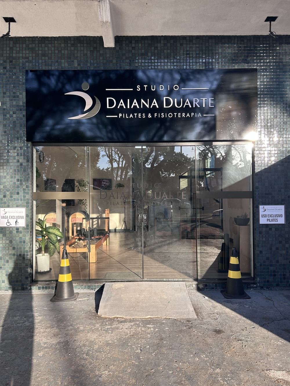 Fachada e entrada do Studio Daiana Duarte, com vaga exclusiva para pessoas com deficiência
