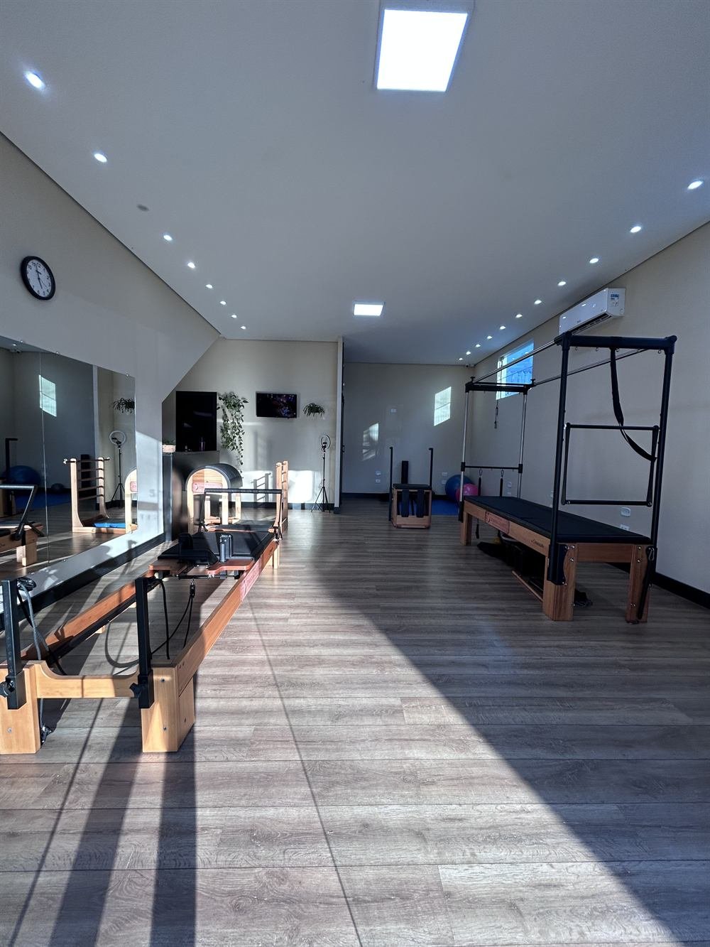 Vista ampla e iluminada da sala de Pilates do Studio Daiana Duarte