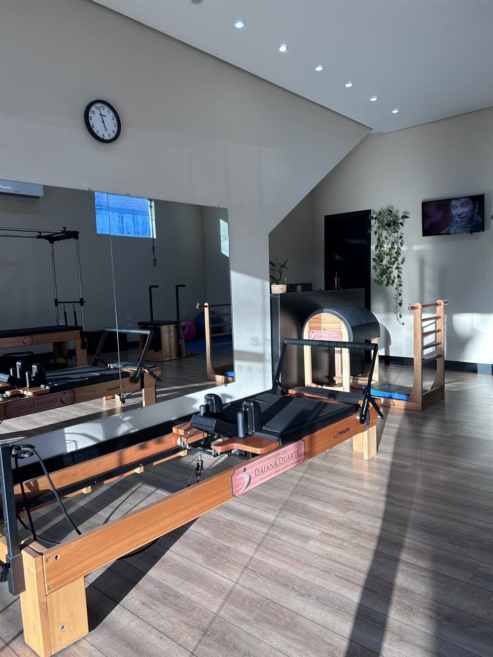Reformer de Pilates com identificação do Studio Daiana Duarte