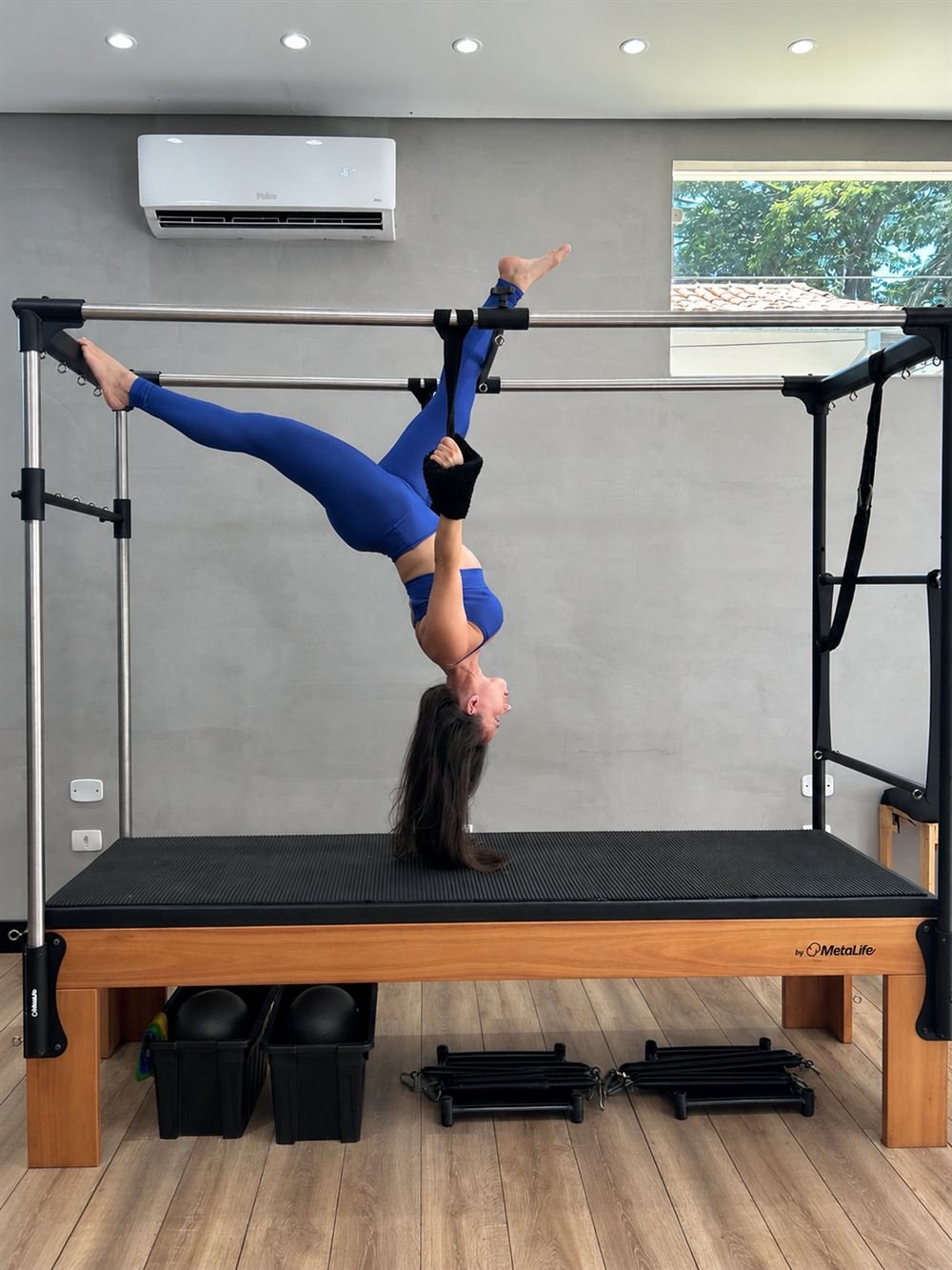 Exercício de Pilates no Cadillac com acompanhamento individual no Studio Daiana Duarte
